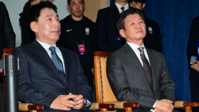 [ 스포츠중계 오징어티비 ] 신문선 전 해설위원 4선 성공 정몽규 축협 회장에게 '결과에 승복 '축하인사. 정회장 '앞으로 조언 듣겠다'