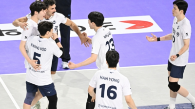 4연속 챔프 대한항공, PO 2차전 KB손해보험에 3-0 완승... 러셀 22점 맹폭