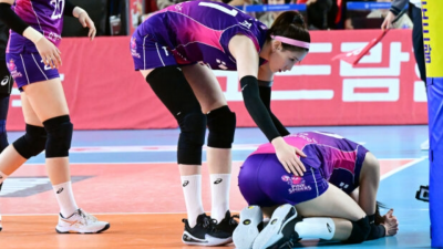 웅크려 미동조차 없는 '배구여제' 김연경…2년 전 악몽 재현인가?